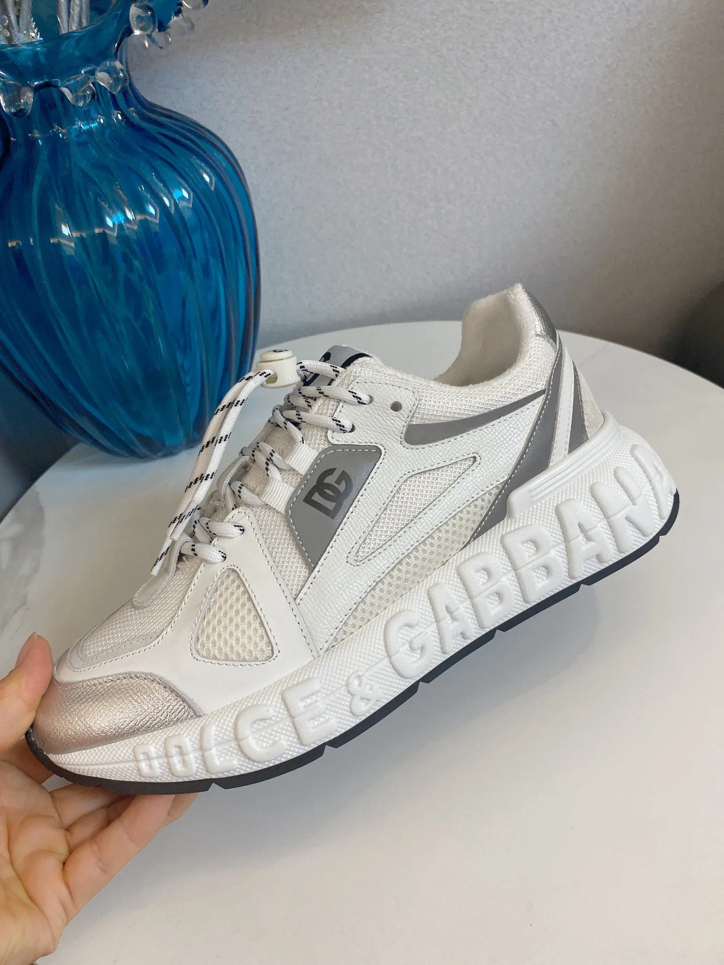 Men's men's shoes💰580 Dolce&Gabbana Dolce & Gabbana's latest popular D&G couple's dad shoes Airmaster series casual sports shoes original purchase development and production Airmaster shoes draw inspiration from Daymaster's iconic shape, while lightening the middle part of the sole to present a more sporty appearance. Nylon upper with contrasting suede and calfskin details. The tongue, heel and back sole are embellished with the DG logo, and the micro-injection logo rubber label is the icing on the cake. Exquisitely packaged at the delivery counter🛍📦 ▪️ Fabric: Original imported first-layer cowhide ▪️ Lining: Customized breathable towel lining ▪️ Sole: Original molded PU+TPU material ▪️ Bottom thickness: 5CM ▪️ Size: Women's 35-40/Men's 39-44 (45 46 customized)